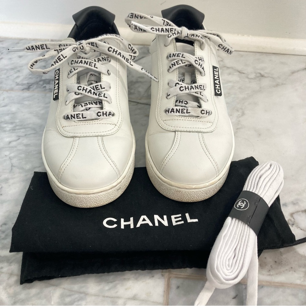 CHANEL Weekend Logo CC White Black Lagerfeld Leather Sneakers - Picture 14 of 14